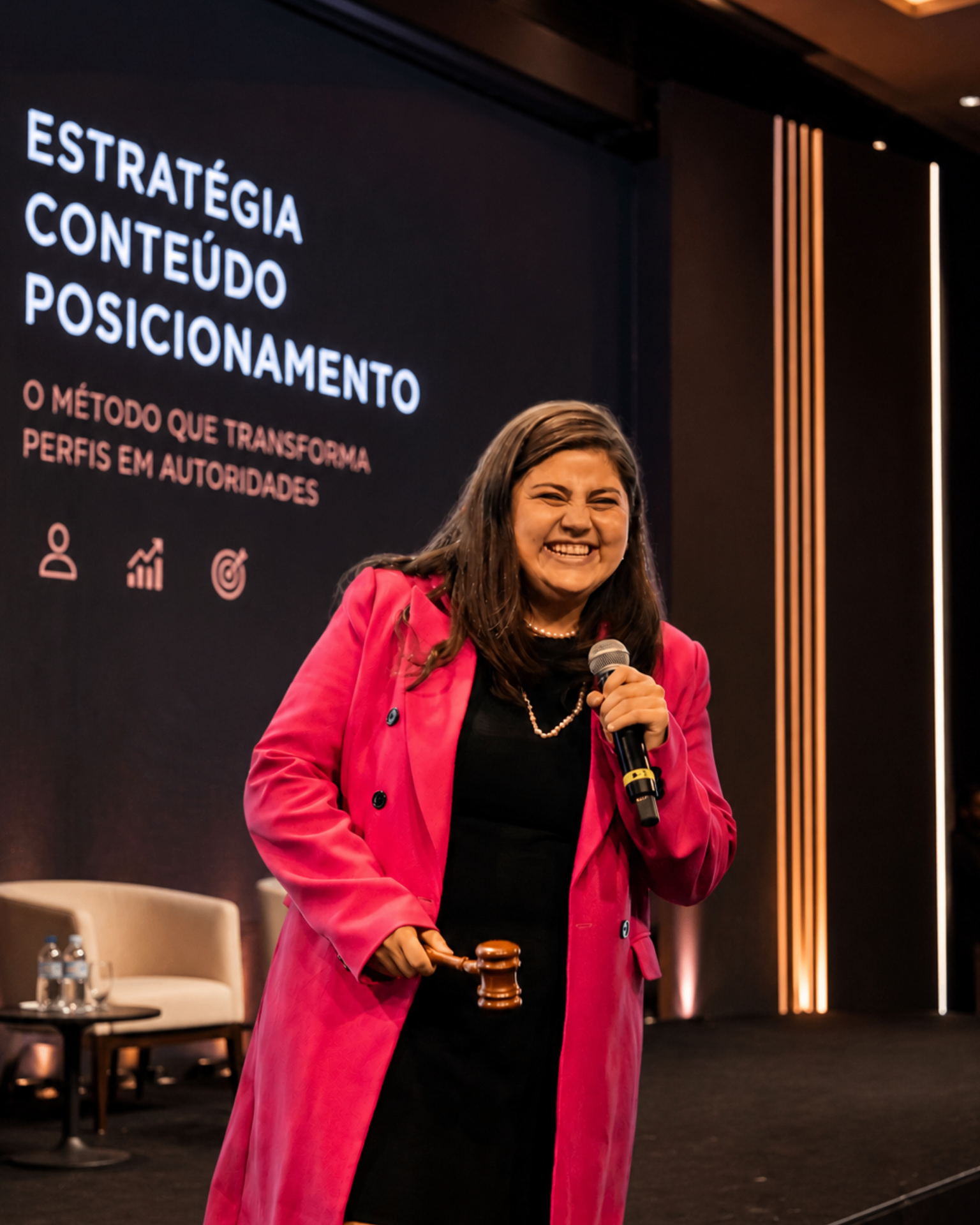 Maria Fernanda Vergotti no palco durante palestra